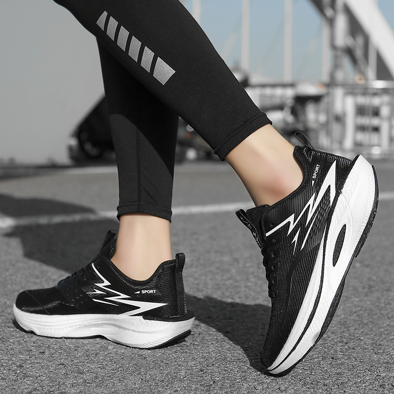女性の靴スニーカー女性カジュアルメンズシューズテニス高級靴ト - Mesh Trainer Breathable のレビューと価格