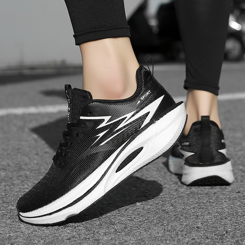 女性の靴スニーカー女性カジュアルメンズシューズテニス高級靴ト - Mesh Trainer Breathable のレビューと価格